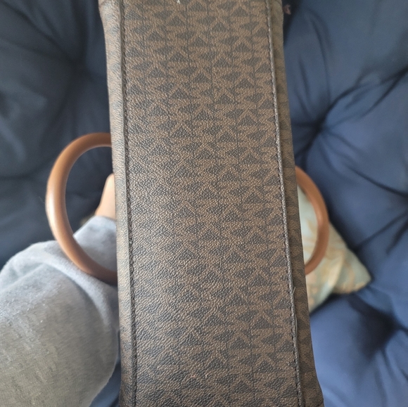 Micheal Kors crossbody - Picture 10 of 11